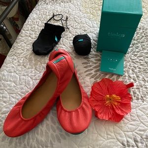 Poppy Tieks Like New With Box